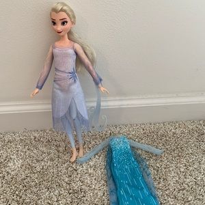 DISNEY FROZEN 2 ELSA DOLL W/ ICE POWERS & EXTRA DRESS